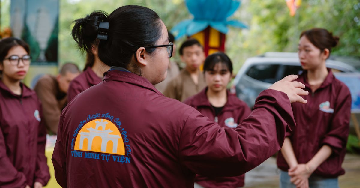 Groupe de personnes en discussion lors d'un événement associatif
