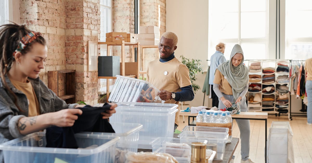 Bénévoles organisant des dons dans un local associatif