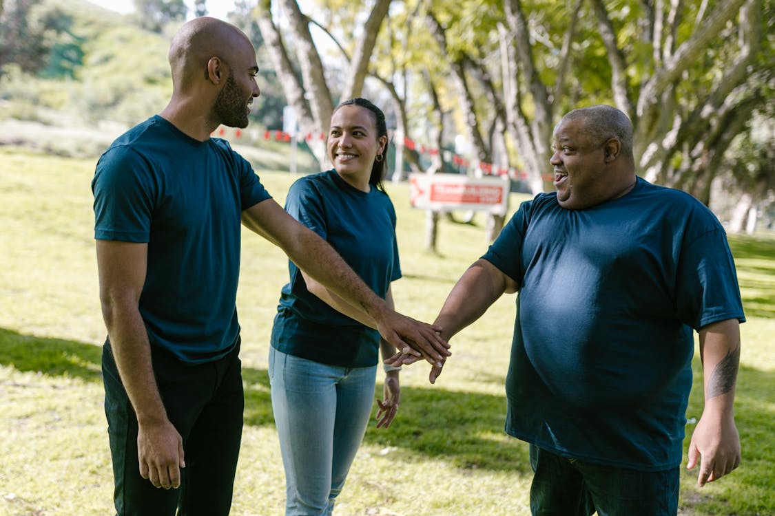 Groupe de personnes collaborant en équipe, partenariats et subventions pour associations